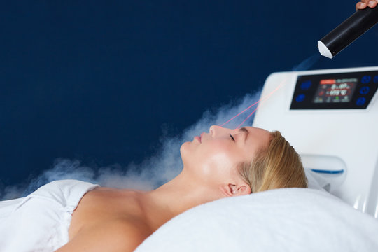 Cryotherapy facial treatment